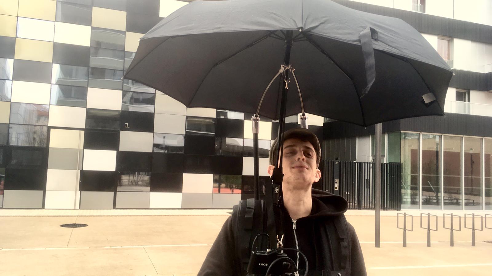 Tournage vidéo d'entreprise Carestream Dental : technicien protégeant sa caméra sous un parapluie