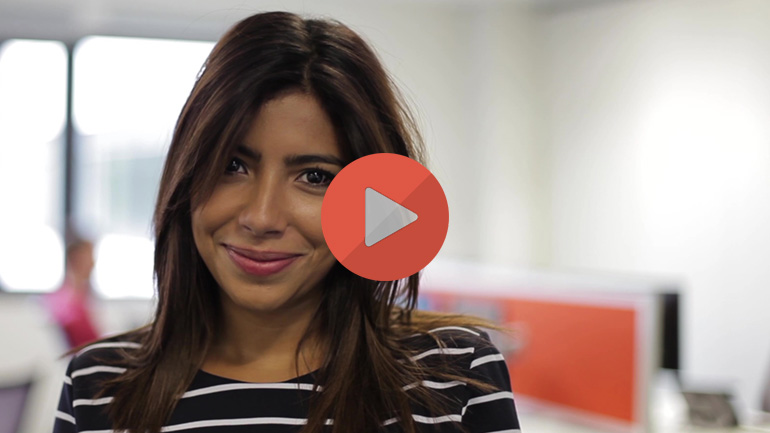 Vidéo marque employeur : portrait souriant d'une collaboratrice en open space, bouton lecture