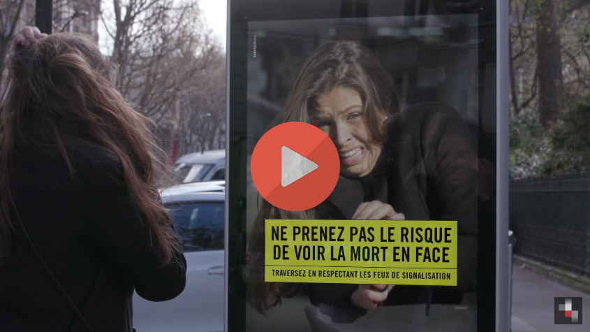 Spot publicitaire sécurité routière : passante face à un abribus diffusant un message choc animé