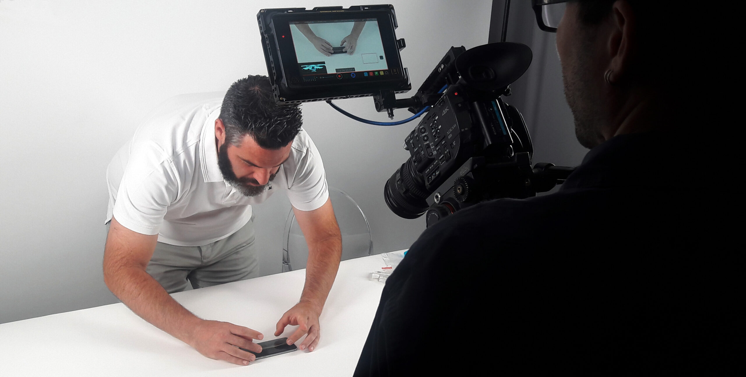 Tournage vidéo d'entreprise pour Mobilis : un homme manipule un produit devant la caméra en studio