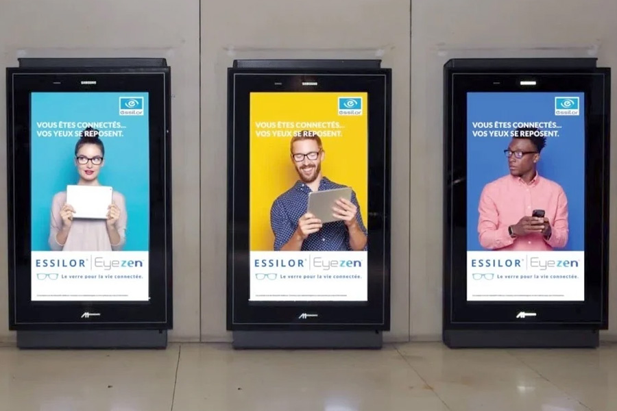 Spot publicitaire Essilor Eyezen diffusé sur écrans DOOH dans un couloir de métro