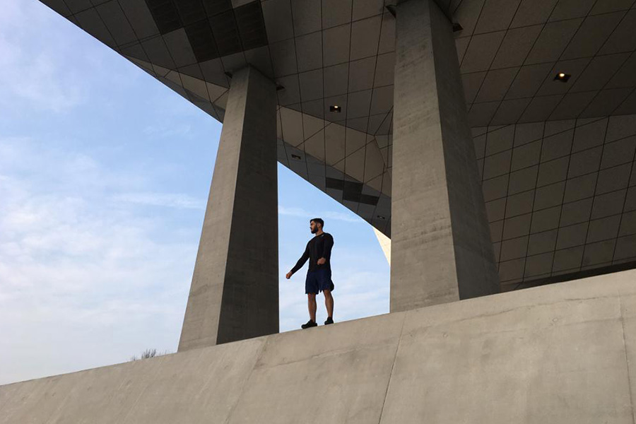 Tournage vidéo d'entreprise Lindahls : homme marchant entre les piliers du Musée des Confluences