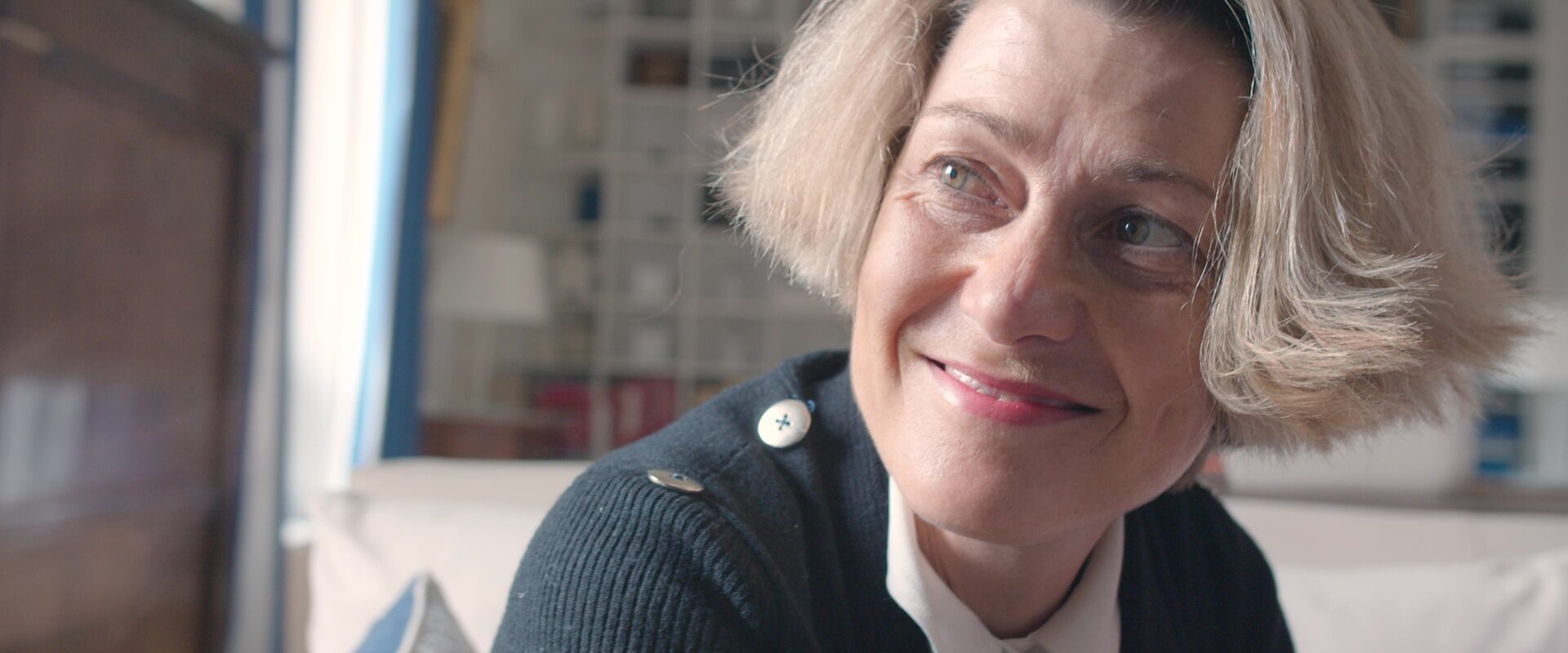 Film d'entreprise Sigvaris : portrait souriant d'Éléonore filmé en intérieur pour la gamme lymphologie