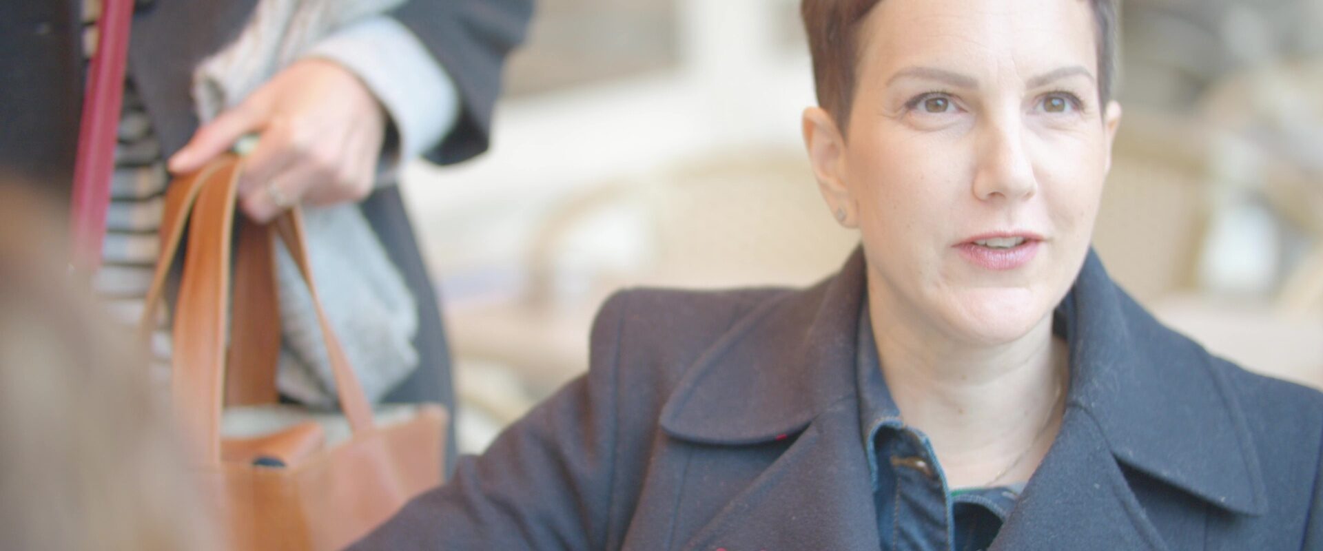 Film d'entreprise Sigvaris : portrait de Julie s'exprimant en extérieur lors du tournage