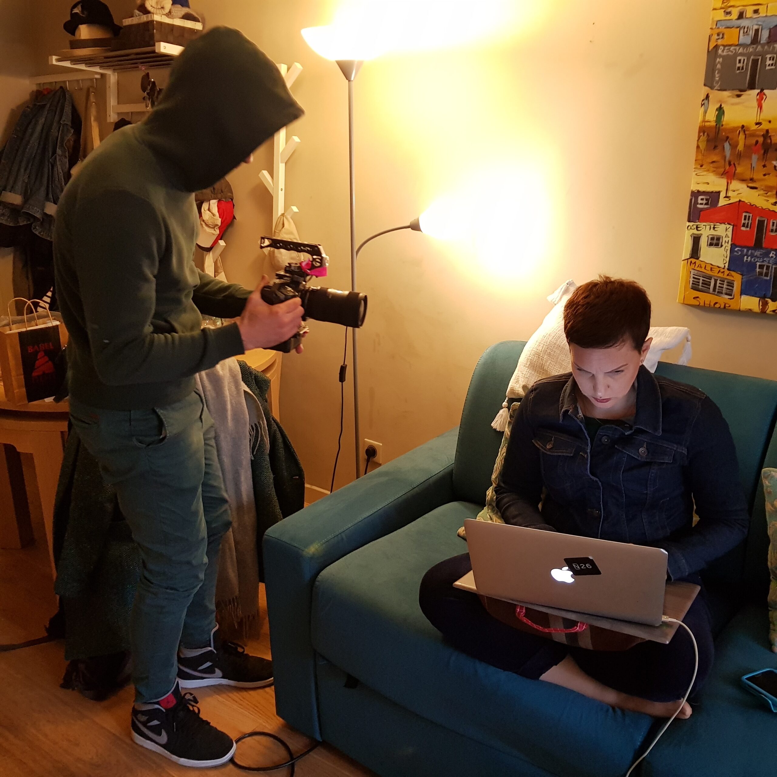 Tournage vidéo d'entreprise pour Sigvaris : caméraman filmant une femme assise avec un ordinateur portable