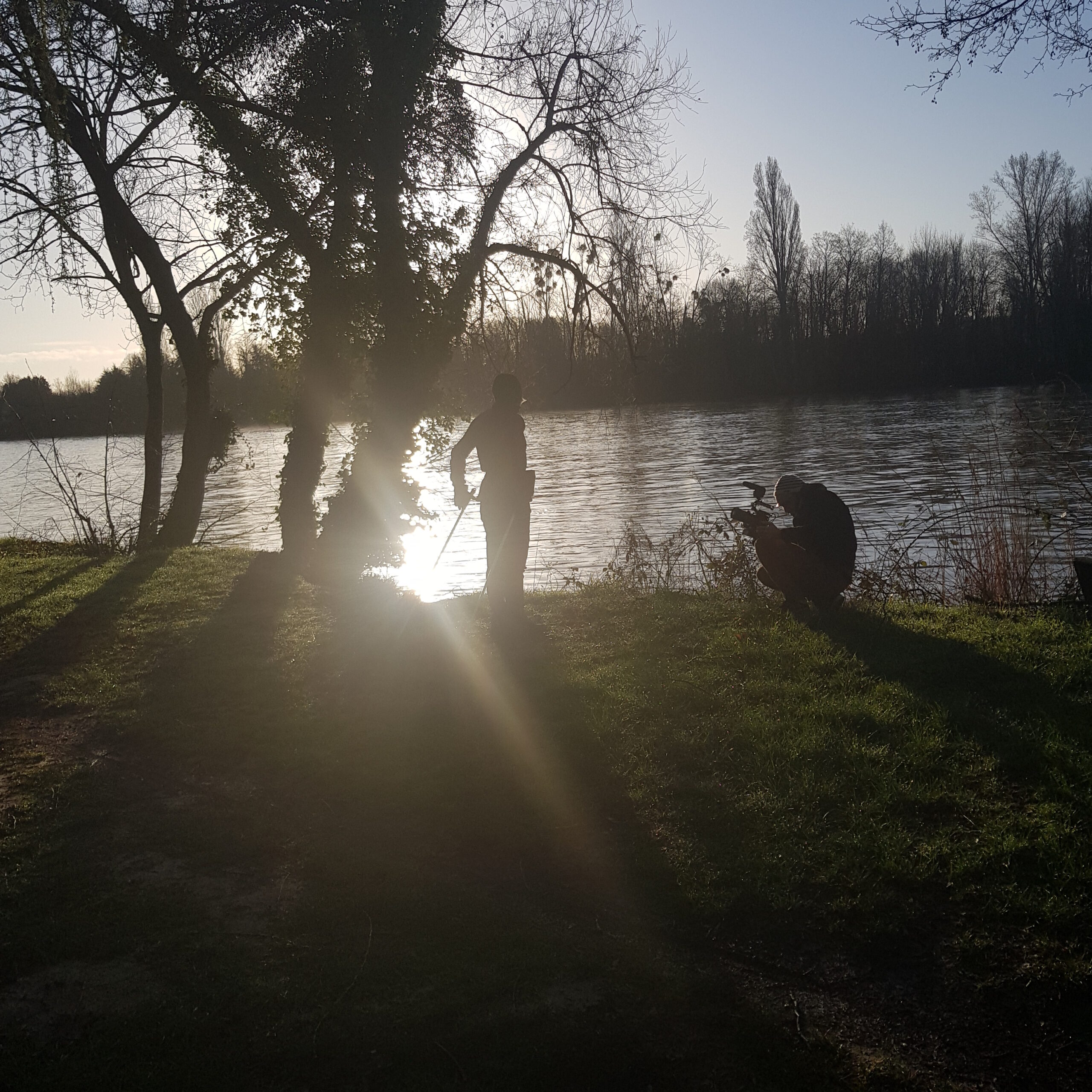 Tournage vidéo d'entreprise Sigvaris : opérateur filmant un homme au bord d'une rivière à contre-jour
