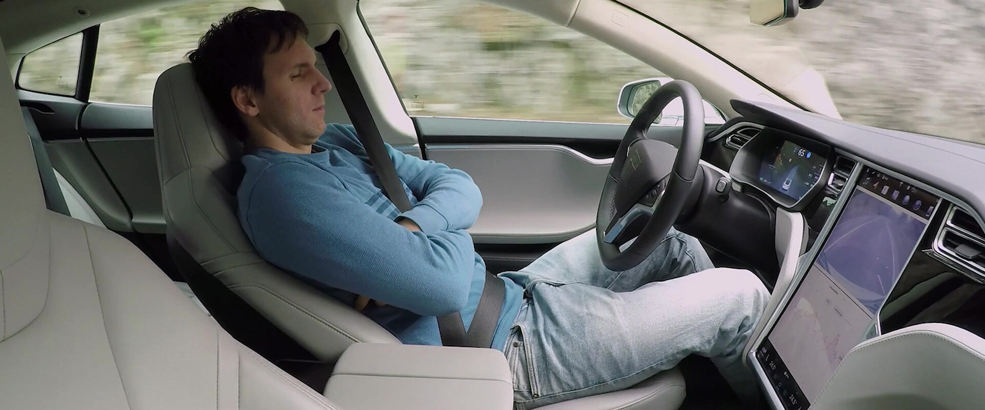 Spot publicitaire Optimum Automotive : homme endormi au volant d'une voiture autonome