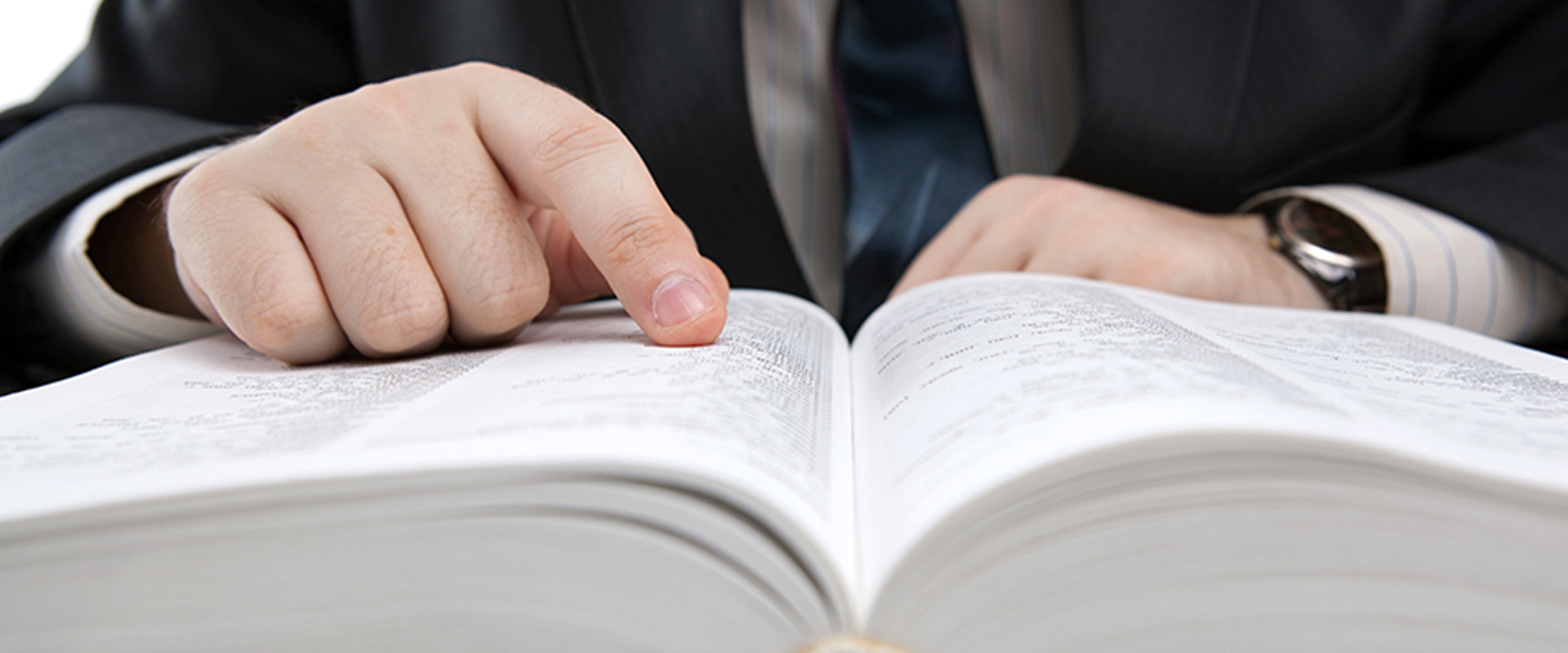 Film institutionnel en versions étrangères : homme en costume consultant un dictionnaire pour la traduction