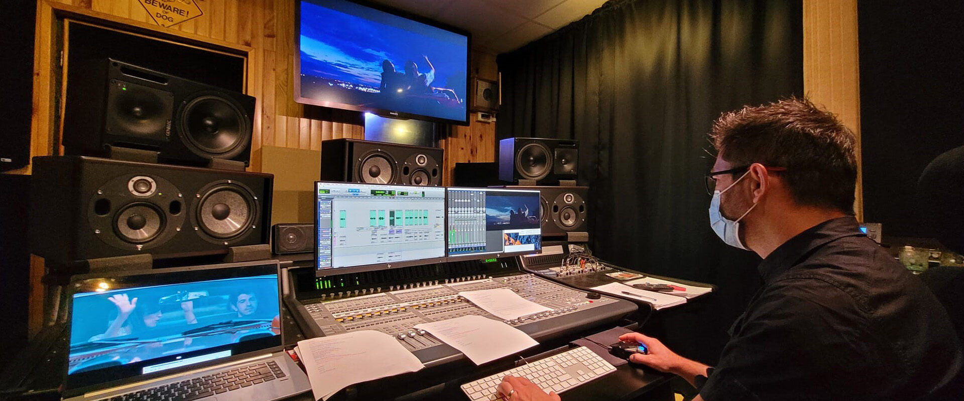 Montage vidéo multilingue : mixage audio en studio pour l'adaptation d'un film d'entreprise en langue étrangère