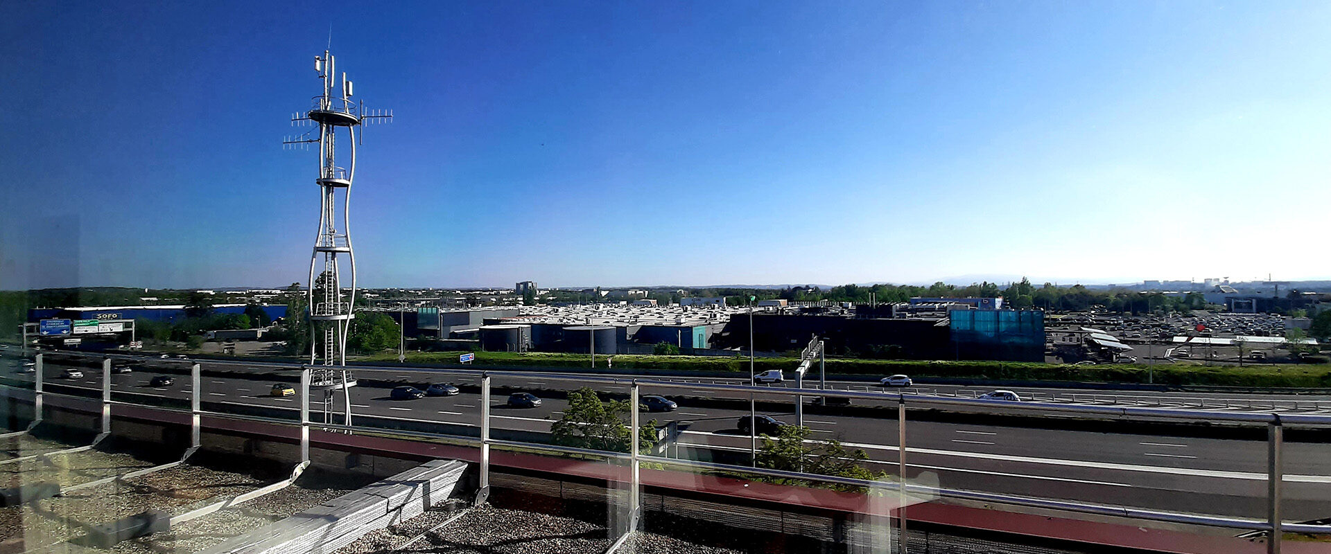 Vidéo d'entreprise APRR : vue sur l'autoroute et le siège depuis les bureaux en zone industrielle