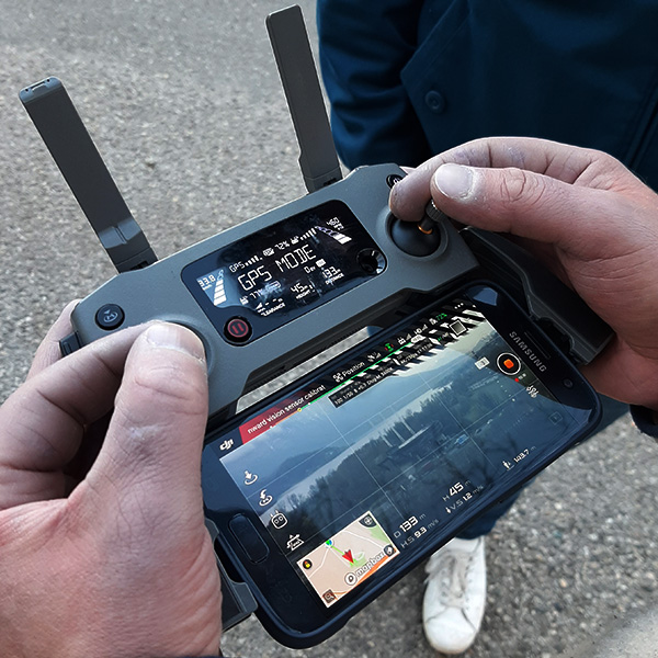 Landing APRR C-Roads drone remote close up – Retour d’expérience & testimonial premium pour APRR