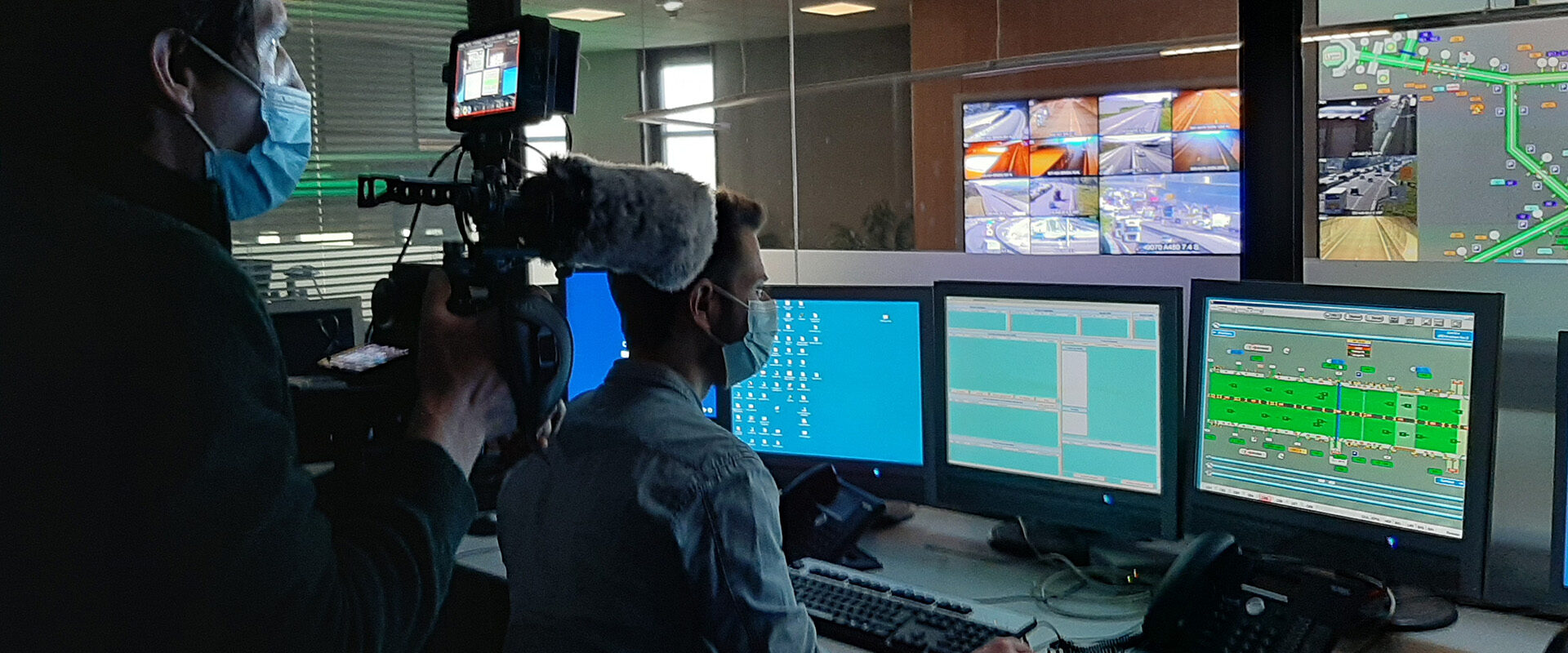 Tournage du film institutionnel APRR : caméraman filmant un opérateur en salle de contrôle routier