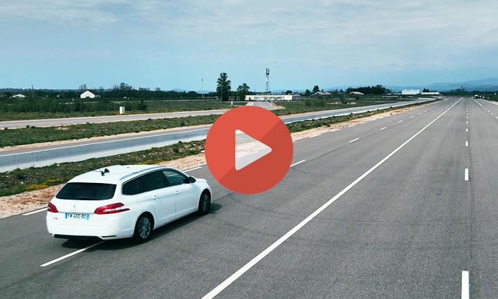 Spot publicitaire APRR : véhicule roulant sur autoroute filmé par drone, lecture vidéo