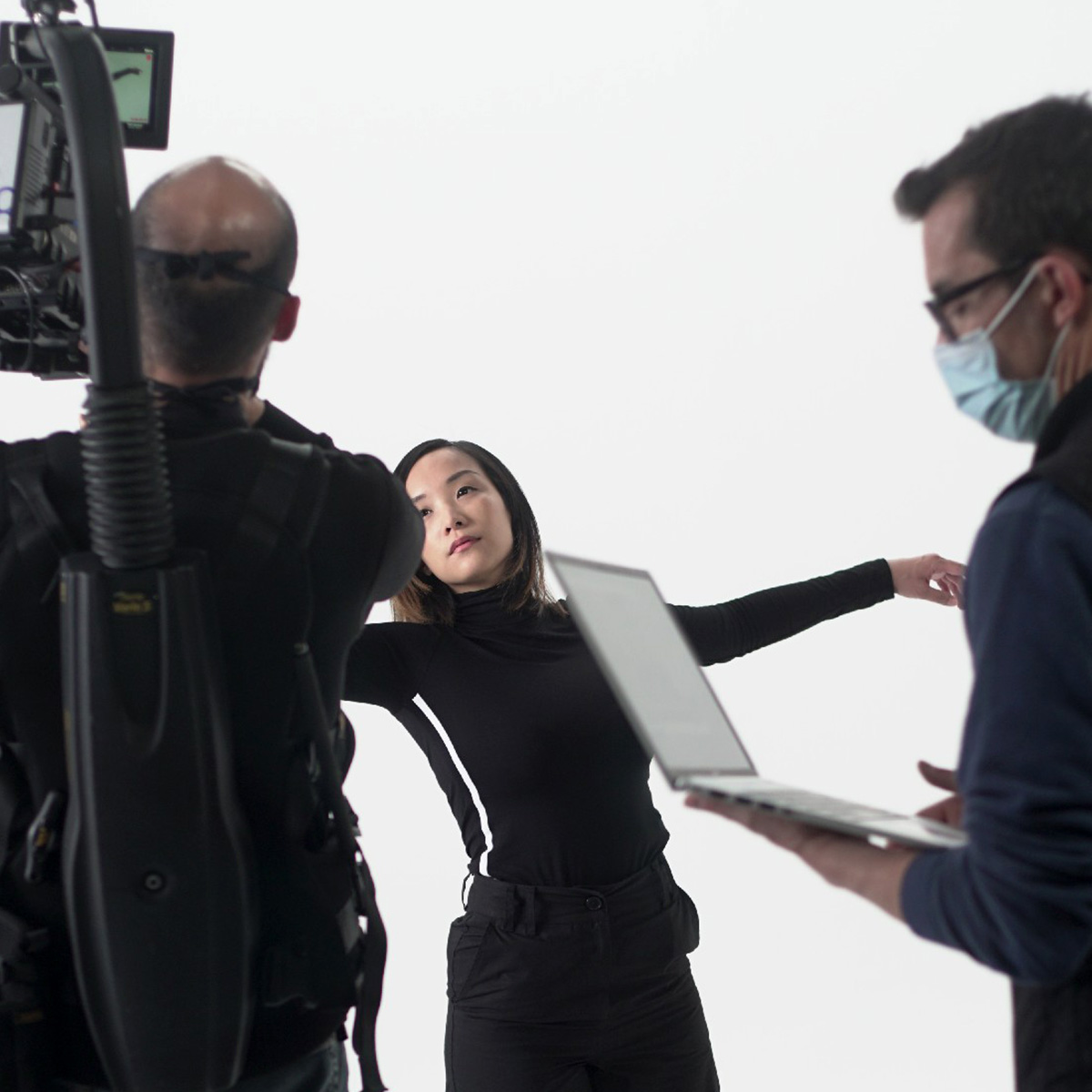 Tournage vidéo d'entreprise Carestream Dental : équipe technique en fond blanc studio avec caméra