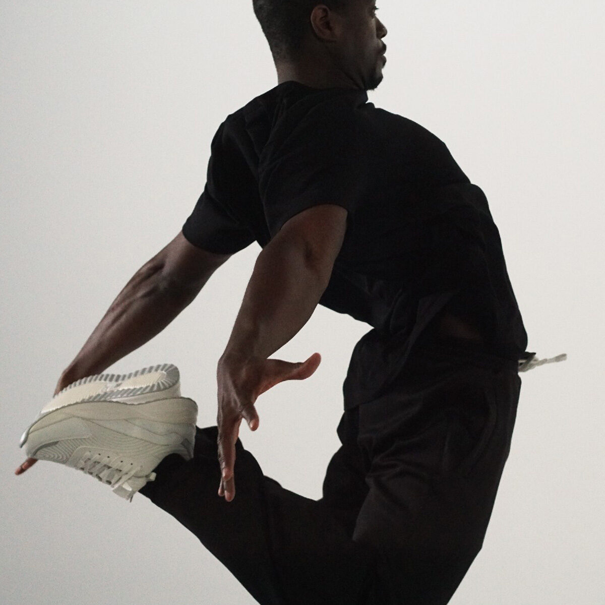Spot publicitaire Carestream Dental : danseur en mouvement portant une sneaker blanche