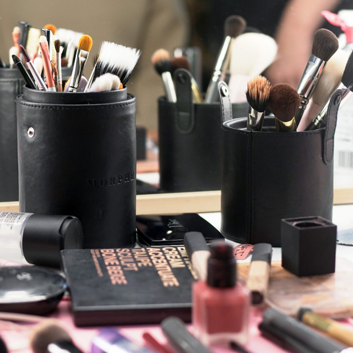 Tournage vidéo d'entreprise Carestream Dental : pinceaux de maquillage sur table en coulisses