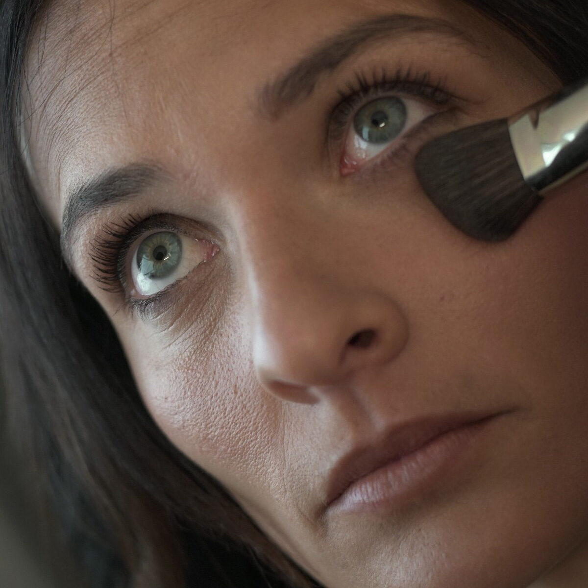 Tournage vidéo d'entreprise Carestream Dental : gros plan sur le maquillage d'une comédienne avant le tournage