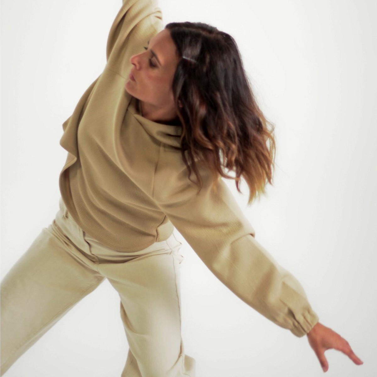 Spot publicitaire Carestream Dental : danseuse en mouvement dans un ensemble beige sur fond blanc