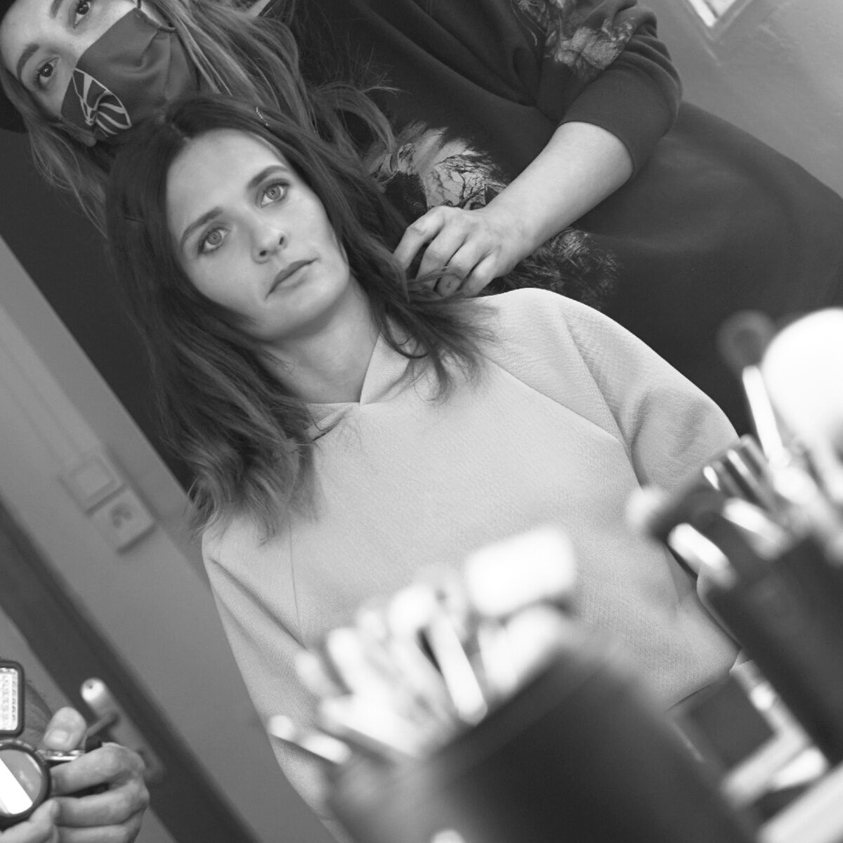 Tournage du spot publicitaire Carestream Dental : coiffure et maquillage de la comédienne avant le plateau