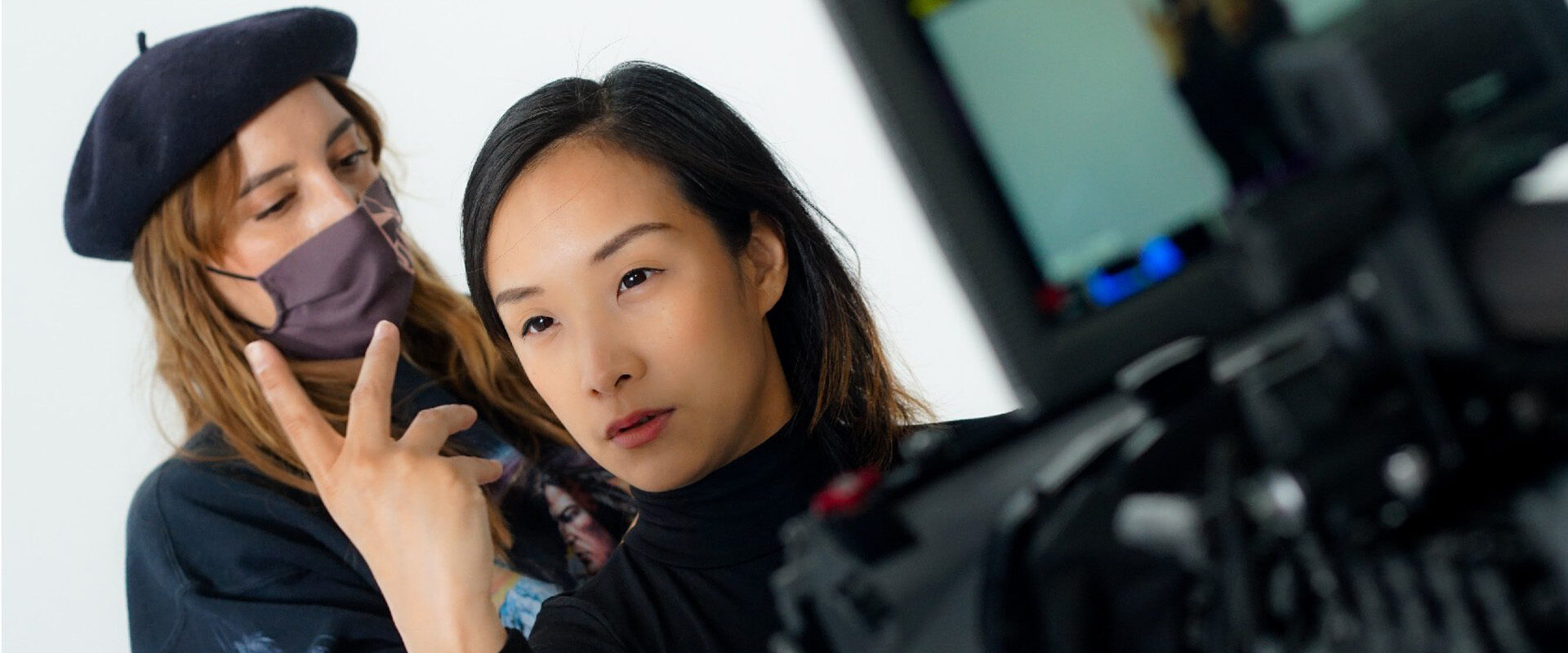 Tournage du film institutionnel Carestream Dental : réalisatrices échangeant devant la caméra