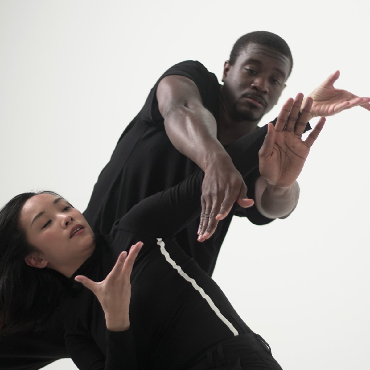 Tournage vidéo d'entreprise Carestream Dental : deux danseurs en mouvement expressif studio