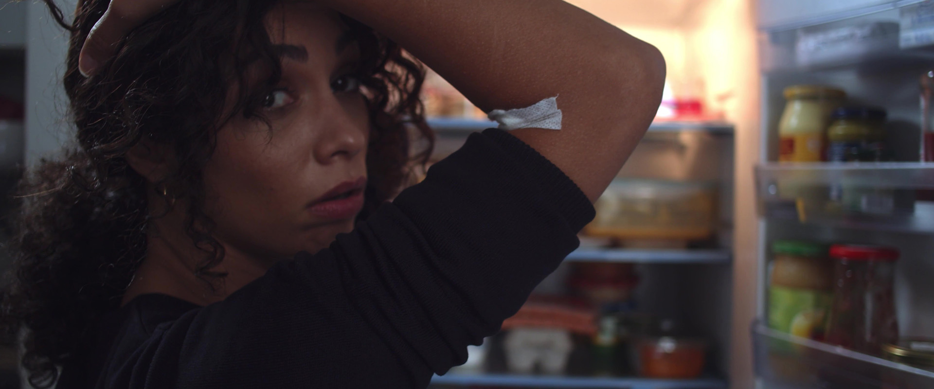 Spot publicitaire Sigvaris : jeune femme enceinte devant un frigo ouvert, regard surpris