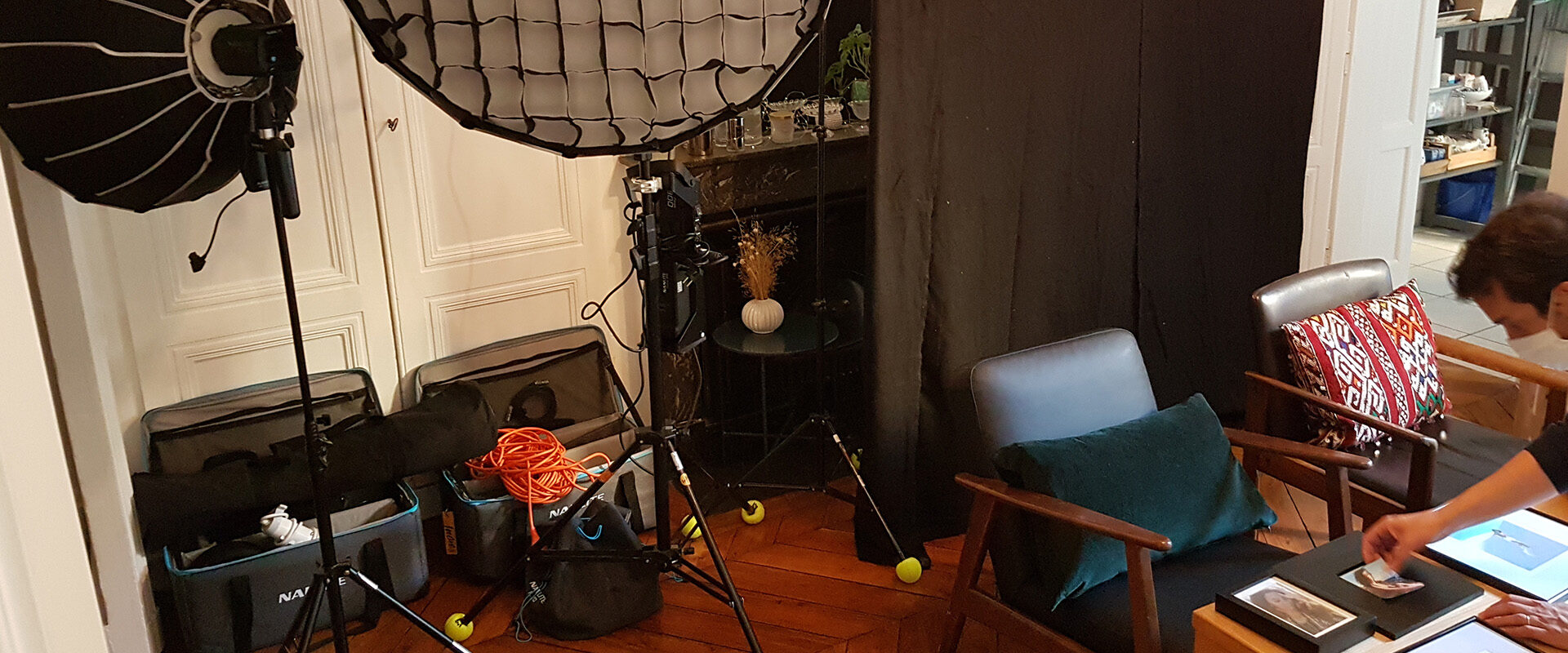 Tournage vidéo d'entreprise pour Sigvaris : décor et éclairages installés pour le film maternité