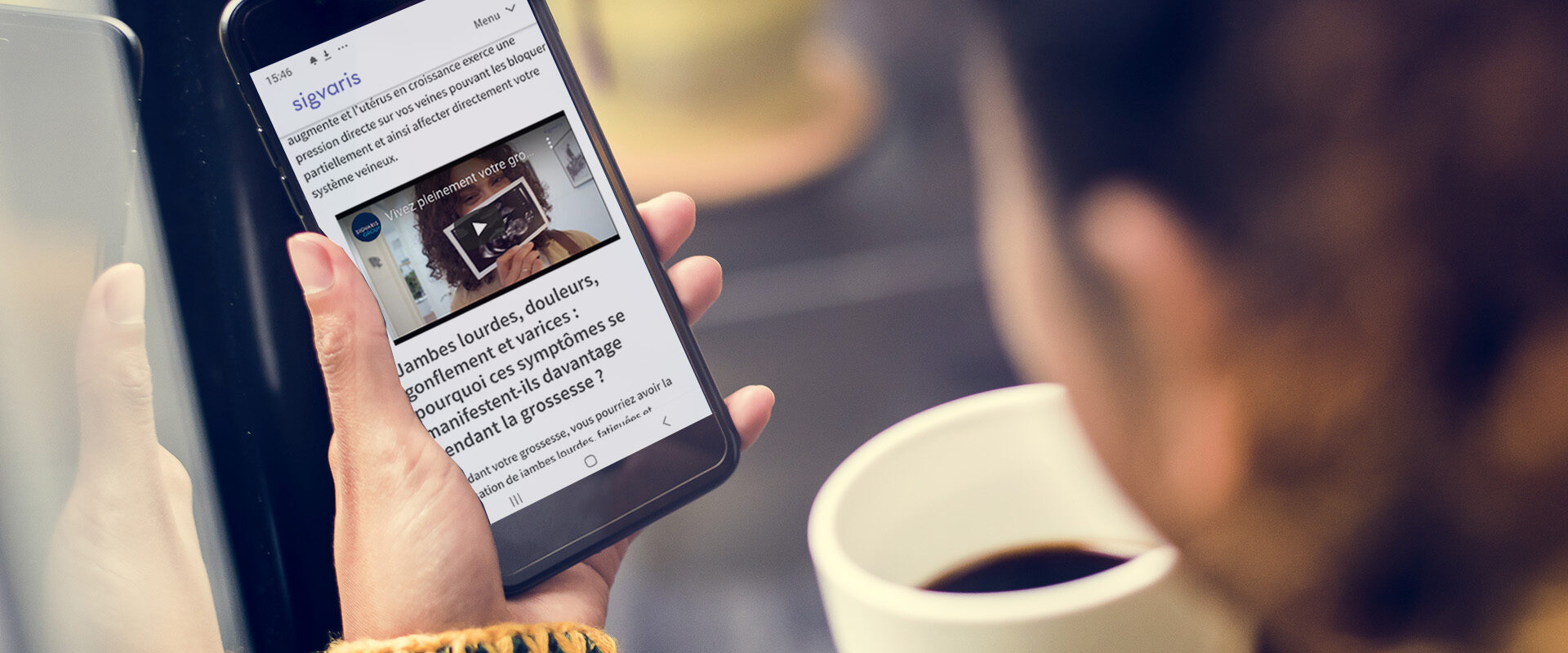 Vidéo d'entreprise Sigvaris consultée sur smartphone : article sur la maternité et lecture vidéo