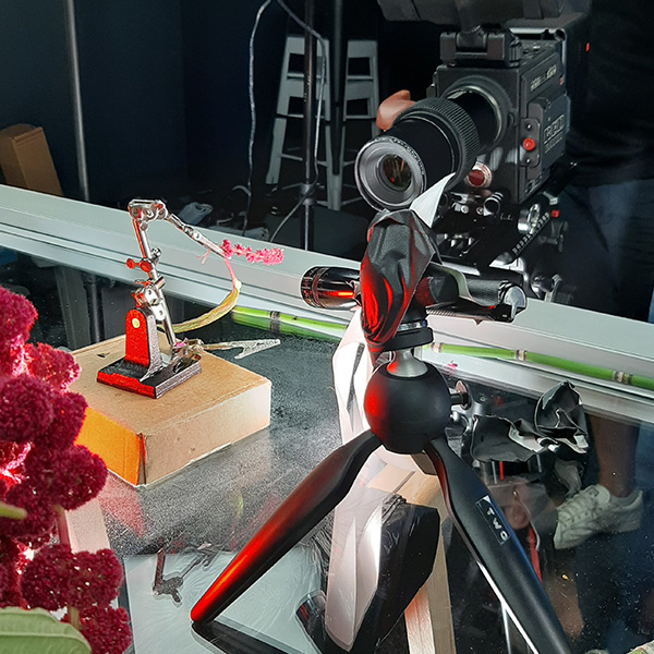 Tournage du film de marque Mane Group en studio : caméra sur glissière filmant un objet miniature