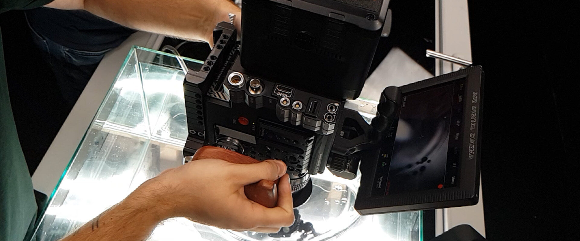 Tournage du film de marque Mane Group : caméra en gros plan sur une table lumineuse en studio
