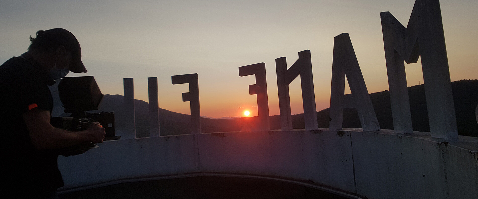 Tournage du film de marque Mane Group : caméraman filmant le coucher de soleil sur le toit-terrasse