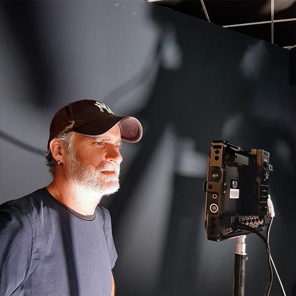 Vidéo marque employeur Mane Group : technicien casquette réglant l'éclairage en studio de tournage