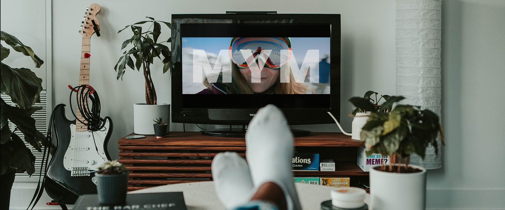 Spot publicitaire MYM : diffusion à la télévision d'une scène de ski avec logo à l'écran