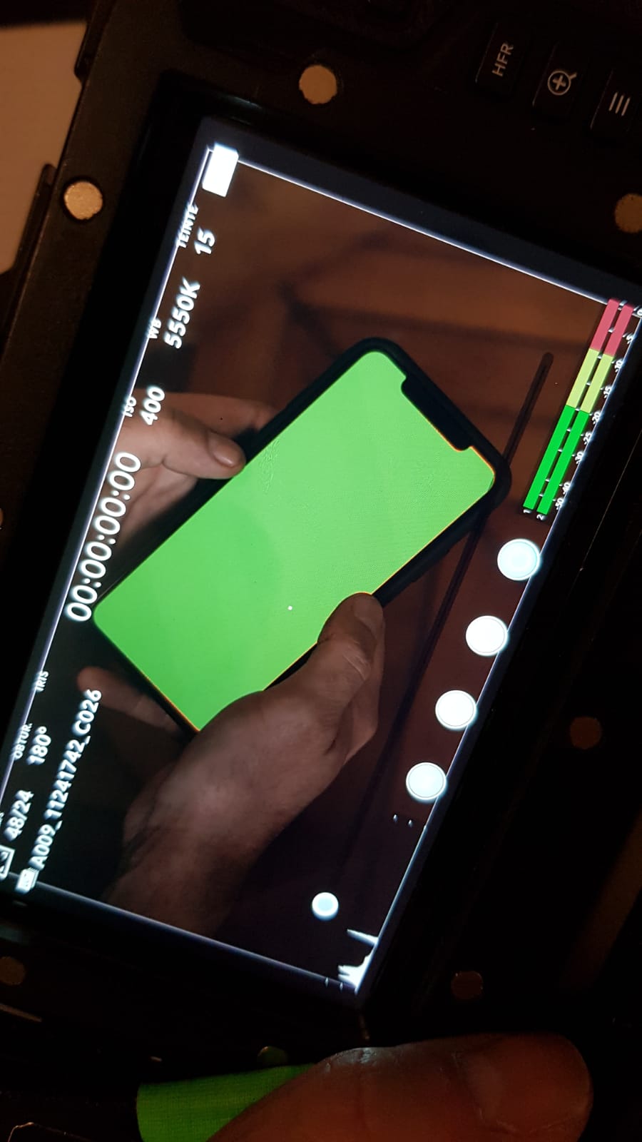 Tournage vidéo d'entreprise pour MYM : moniteur caméra affichant un smartphone à écran incrustable en fond vert