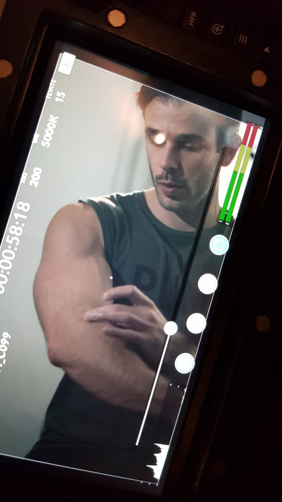 Tournage vidéo d'entreprise pour MYM : moniteur de contrôle cadrant un homme en tee-shirt de sport