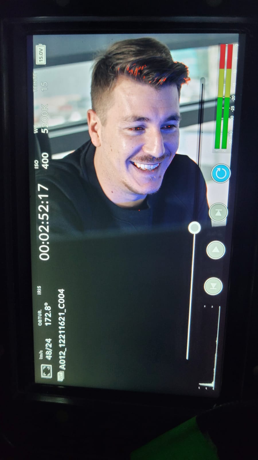 Tournage vidéo d'entreprise pour MYM : homme souriant filmé en interview sur écran de contrôle caméra