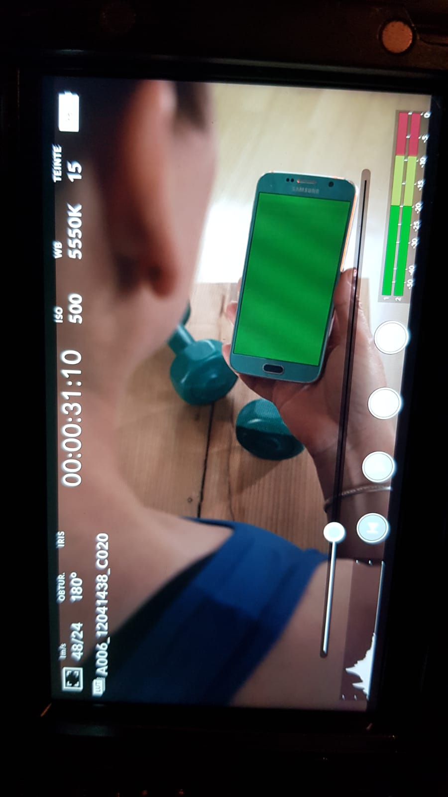 Tournage vidéo d'entreprise MYM : écran de contrôle filmant un smartphone avec écran incrustation verte