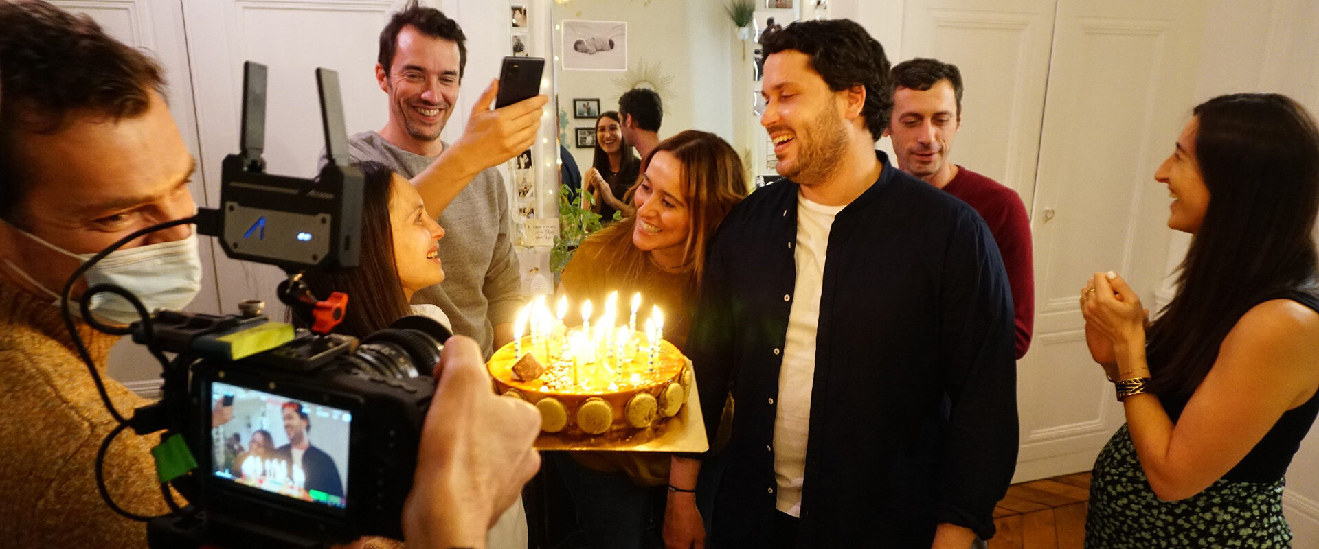 Tournage du film de marque Lamotte : équipe filmée soufflant les bougies d'un gâteau d'anniversaire