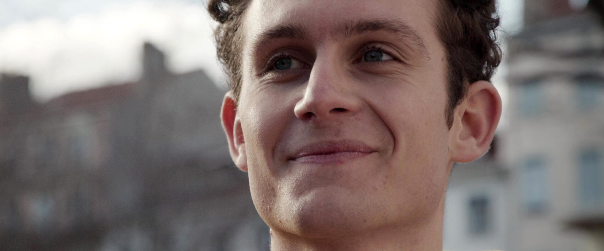 Tournage du film d'entreprise Nexans : jeune homme souriant au regard confiant en extérieur