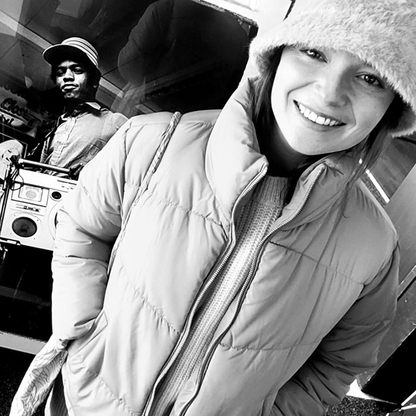 Tournage de la série vidéo Nexans NxTag : deux comédiens souriants en noir et blanc dans la rue
