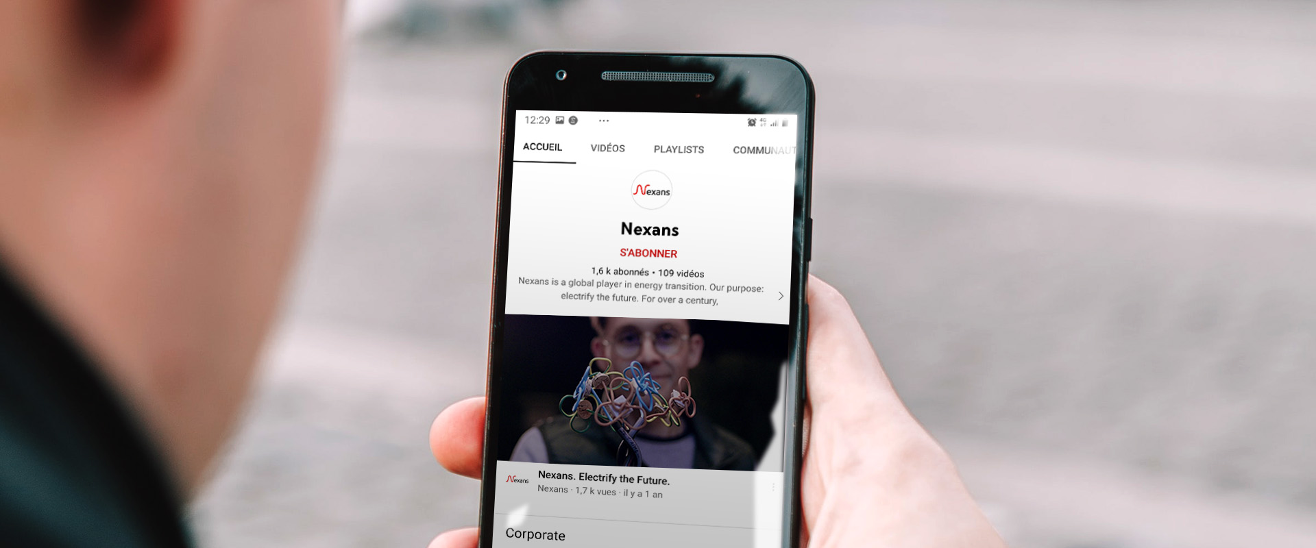 Film institutionnel Nexans : chaîne YouTube de l'entreprise consultée sur smartphone