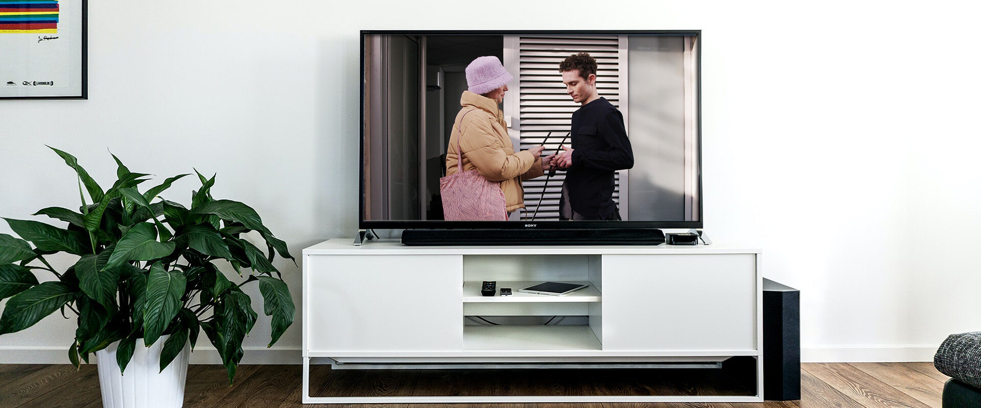 Spot publicitaire Nexans diffusé sur téléviseur : scène de la série NxTag dans un salon