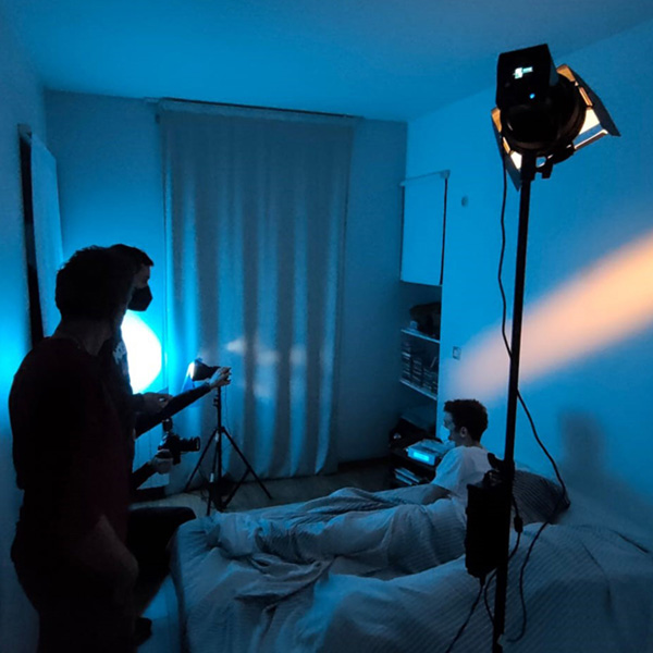 Tournage vidéo d'entreprise Nexans : scène en chambre éclairée en bleu pour la série NxTag