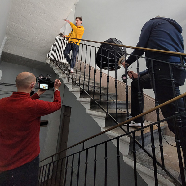 Tournage vidéo d'entreprise Nexans : équipe filmant un comédien dans une cage d'escalier