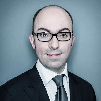 Vidéo marque employeur Carestream Dental : portrait souriant d'un homme en costume-cravate