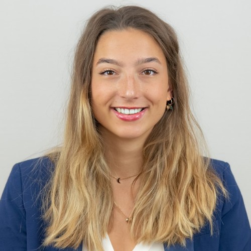Vidéo d'entreprise pour APRR : portrait souriant d'une collaboratrice lors du testimonial premium