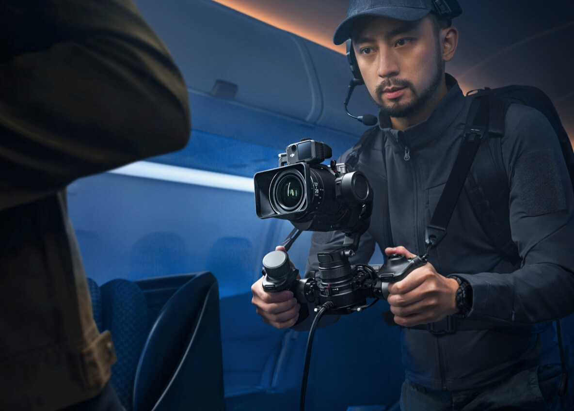 Tournage vidéo d'entreprise avec stabilisateur Ronin 4D dans une cabine sombre et ambiance cinéma