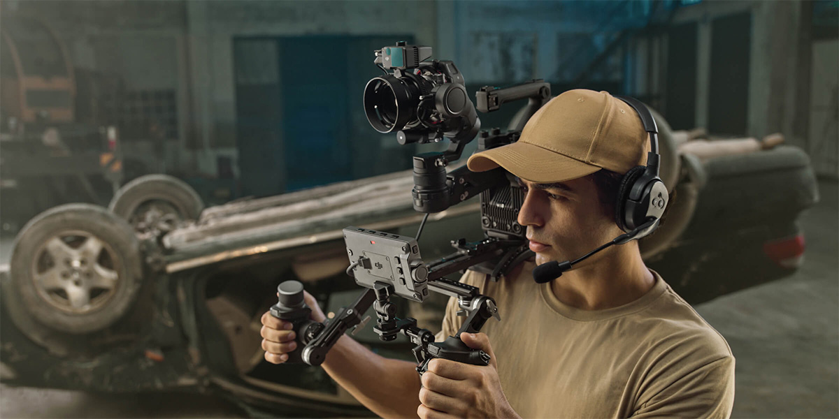 Tournage vidéo d'entreprise avec Ronin 4D à l'épaule près d'un véhicule accidenté renversé