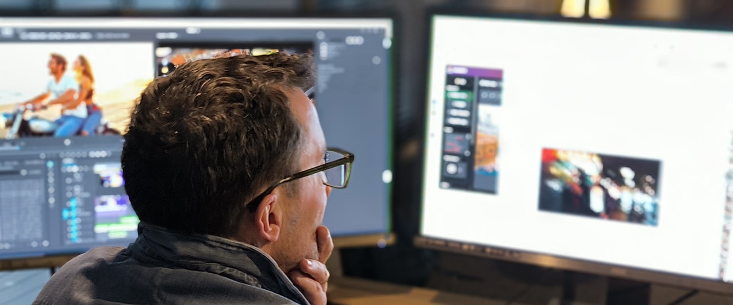 Vidéo IA : monteur analysant des rushes sur double écran de montage en studio