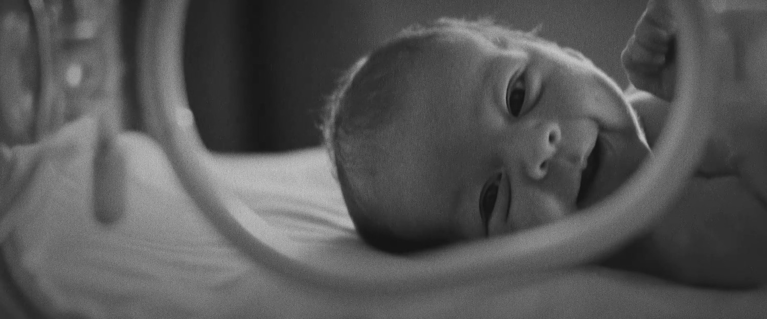 Vidéo IA en noir et blanc célébrant l'humain : nouveau-né allongé, image générée par intelligence artificielle